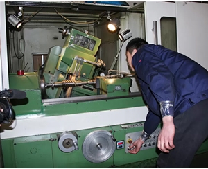 S7732蝸桿磨床，精度可達(dá)5級